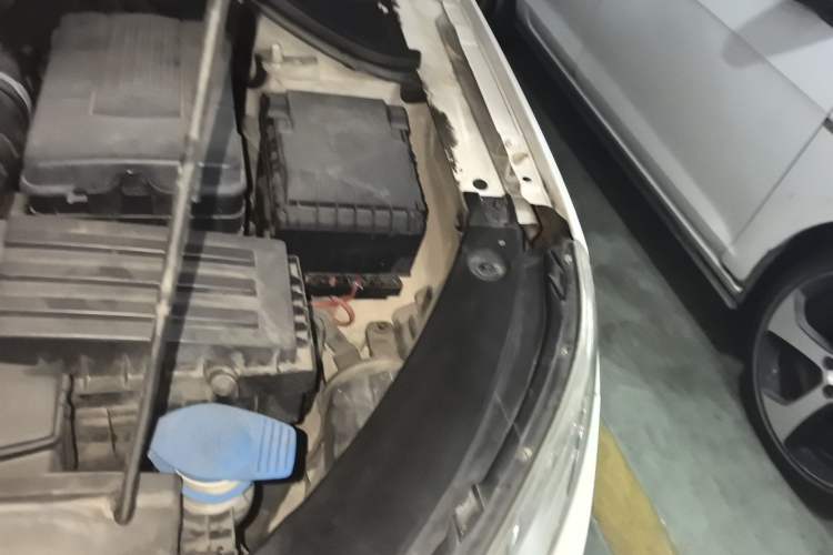 Used Volkswagen Tiguan 2012 1.8TSI Automatic Two-Wheel Drive Zhaoshi Edition Engine Bay Left