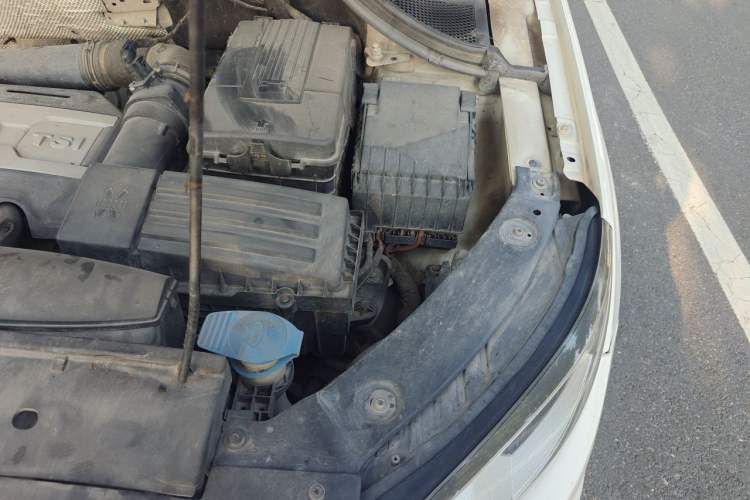 Used Volkswagen Tiguan 2012 2.0 TSI Comfort Edition Engine Bay Left