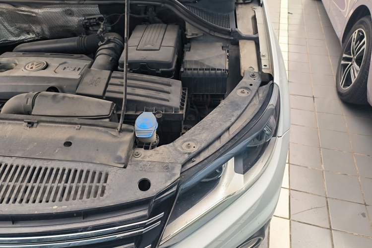 Used Volkswagen Tiguan 2012 2.0 TSI Comfort Edition Engine Bay Left
