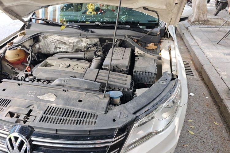 Used Volkswagen Tiguan 2012 2.0 TSI Automatic All-Wheel Drive Elite Edition Engine Bay Left