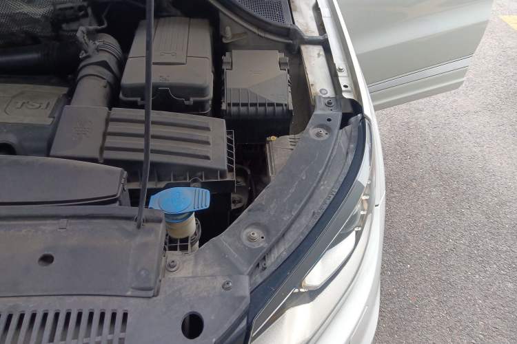 Used Volkswagen Tiguan 2012 2.0 TSI Comfort Edition Engine Bay Left