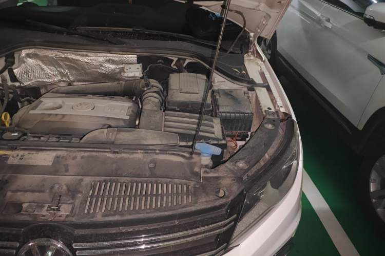 Used Volkswagen Tiguan 2012 2.0 TSI Comfort Edition Engine Bay Left