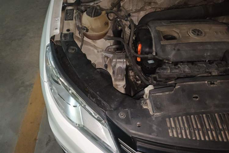 Used Volkswagen Tiguan 2012 1.8TSI Automatic Two-Wheel Drive Zhaoshi Edition Engine Bay Right