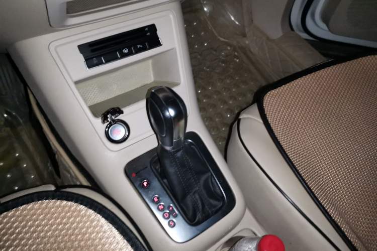 Used Volkswagen Tiguan 2012 2.0 TSI Automatic All-Wheel Drive Flagship Edition Gear Lever