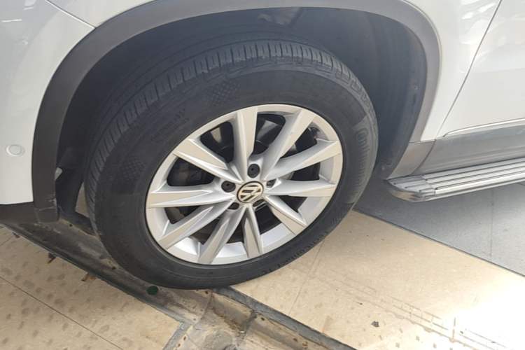 Used Volkswagen Tiguan 2012 2.0 TSI Comfort Edition Left Front Wheel Hub