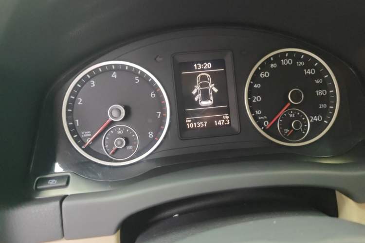 Used Volkswagen Tiguan 2012 2.0 TSI Automatic All-Wheel Drive Flagship Edition Odometer Close Up