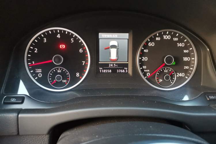 Used Volkswagen Tiguan 2012 2.0 TSI Luxury Edition Odometer Close Up