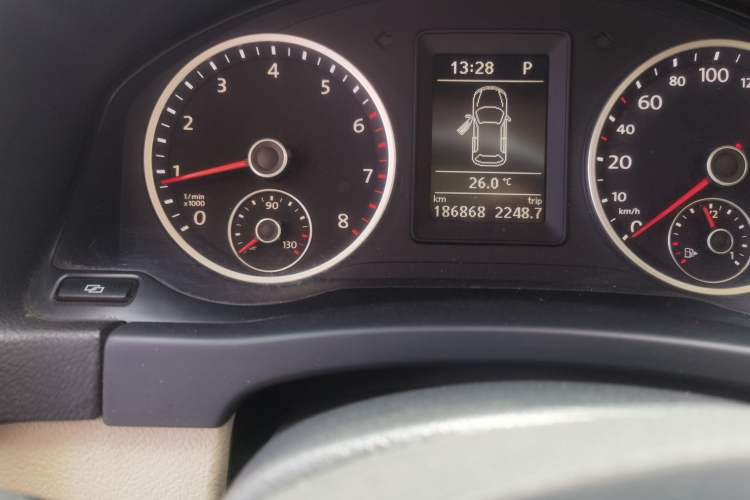 Used Volkswagen Tiguan 2012 1.8TSI Automatic Two-Wheel Drive Zhaoshi Edition Odometer Close Up