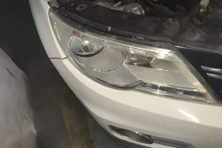 Used Volkswagen Tiguan 2012 1.8TSI Automatic Two-Wheel Drive Zhaoshi Edition Right Front Headlight