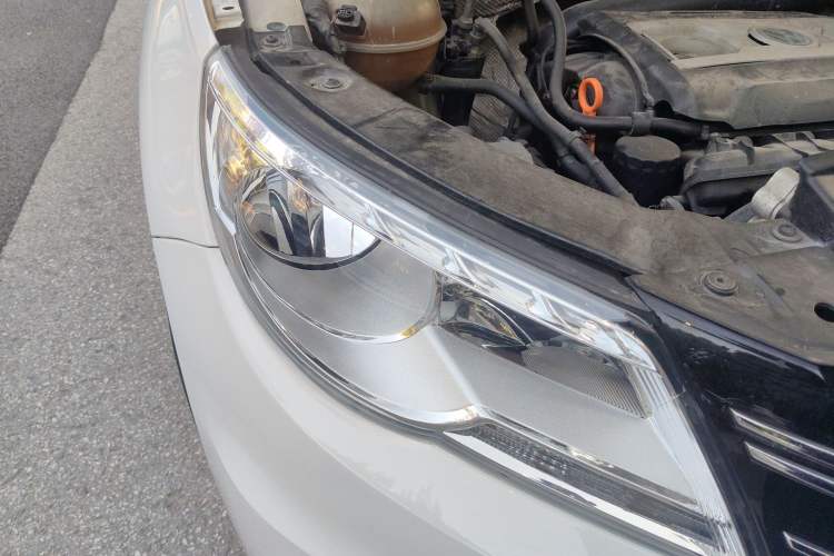 Used Volkswagen Tiguan 2012 1.8TSI Automatic All-Wheel Drive Elite Edition Right Front Headlight
