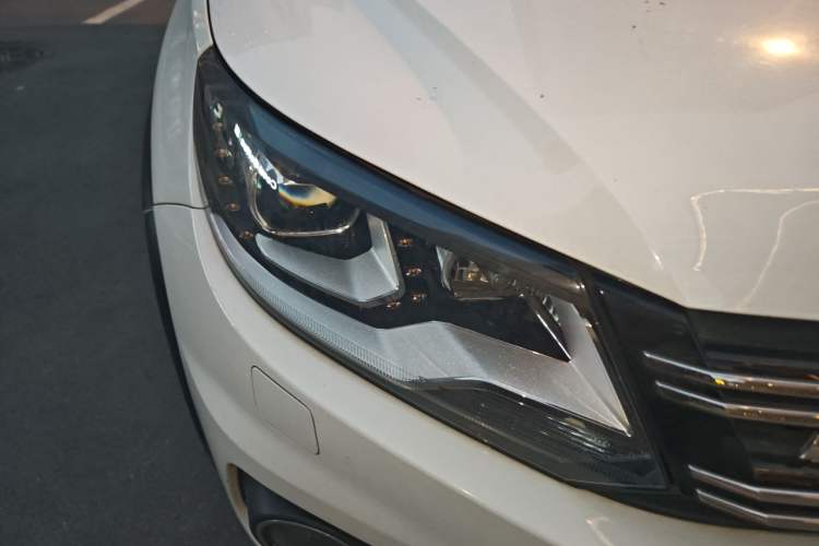 Used Volkswagen Tiguan 2012 2.0 TSI Luxury Edition Right Front Headlight