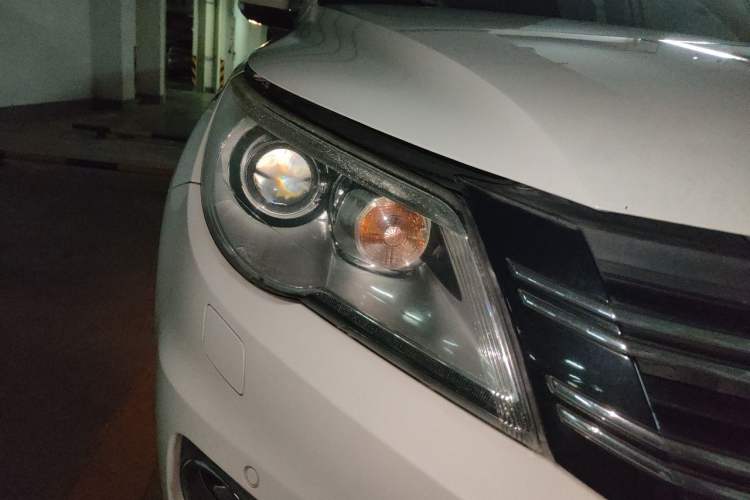 Used Volkswagen Tiguan 2012 1.8TSI Automatic Two-Wheel Drive Zhaoshi Edition Right Front Headlight
