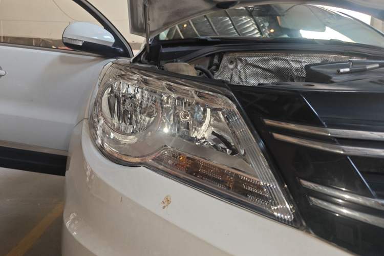 Used Volkswagen Tiguan 2012 2.0 TSI Automatic All-Wheel Drive Elite Edition Right Front Headlight