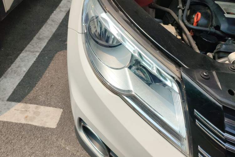 Used Volkswagen Tiguan 2012 1.8TSI Automatic All-Wheel Drive Elite Edition Right Front Headlight