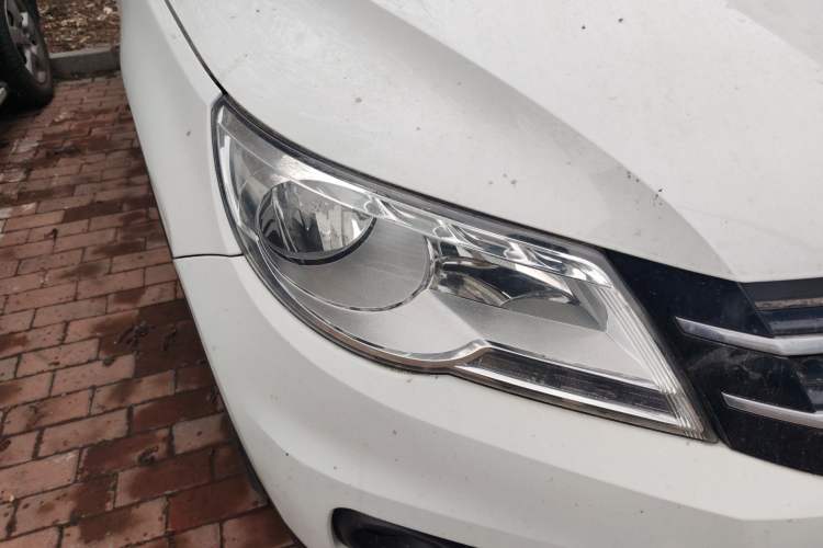 Used Volkswagen Tiguan 2012 1.4TSI Manual Two-Wheel-Drive Urban Edition Right Front Headlight