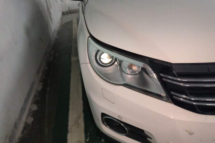 Used Volkswagen Tiguan 2012 2.0 TSI Automatic All-Wheel Drive Flagship Edition Right Front Headlight