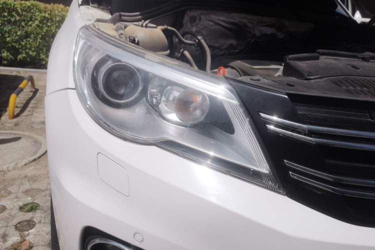 Used Volkswagen Tiguan 2012 1.8TSI Automatic Two-Wheel Drive Zhaoshi Edition Right Front Headlight