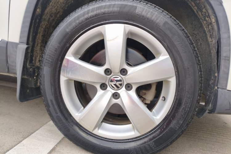Used Volkswagen Tiguan 2012 2.0 TSI Automatic All-Wheel Drive Elite Edition Right Front Wheel Hub