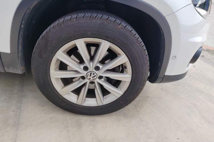 Used Volkswagen Tiguan 2012 2.0 TSI Comfort Edition Right Front Wheel Hub