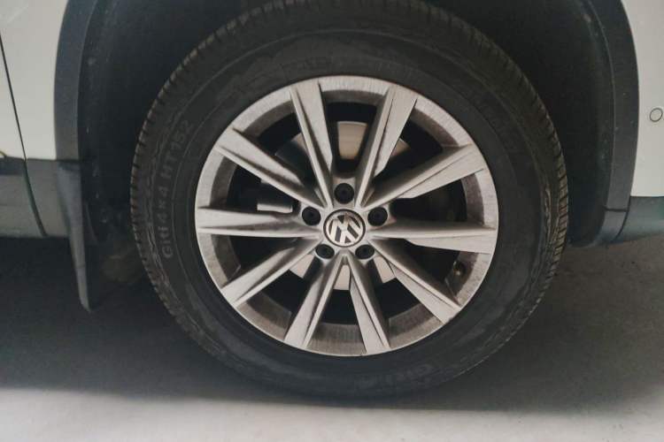 Used Volkswagen Tiguan 2012 2.0 TSI Comfort Edition Right Front Wheel Hub