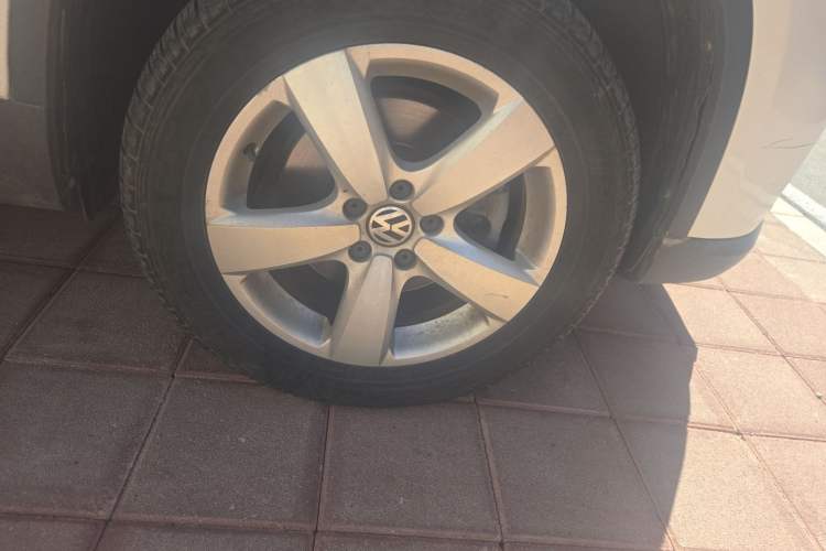 Used Volkswagen Tiguan 2012 2.0 TSI Automatic All-Wheel Drive Elite Edition Right Front Wheel Hub