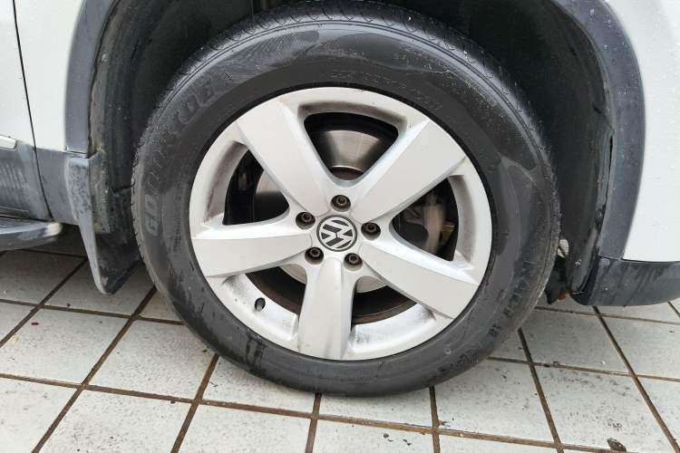 Used Volkswagen Tiguan 2012 2.0 TSI Automatic All-Wheel Drive Elite Edition Right Front Wheel Hub