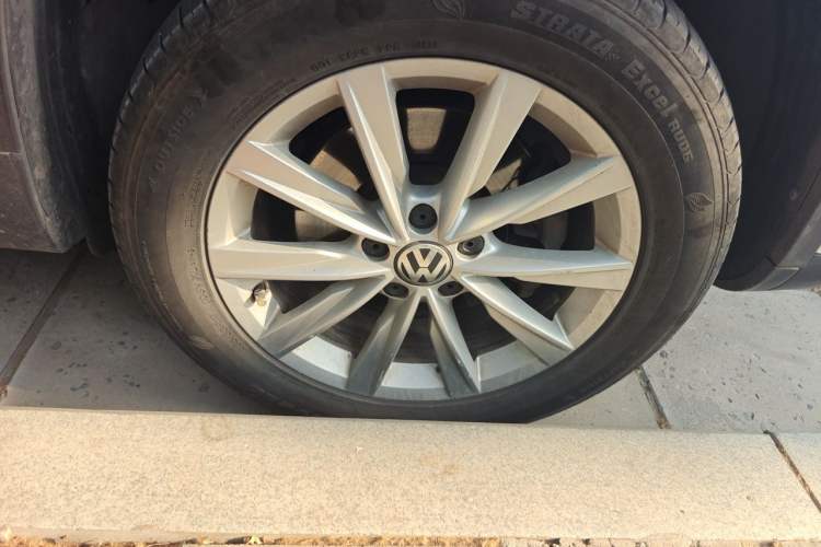Used Volkswagen Tiguan 2012 2.0 TSI Comfort Edition Right Front Wheel Hub