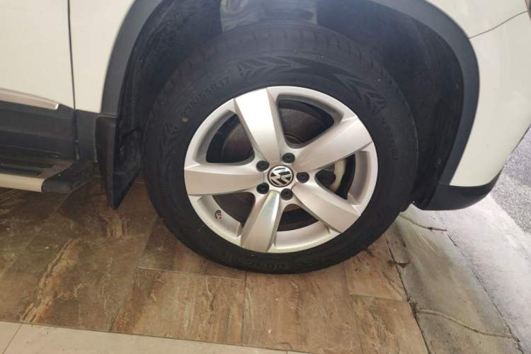 Used Volkswagen Tiguan 2012 2.0 TSI Automatic All-Wheel Drive Elite Edition Right Front Wheel Hub