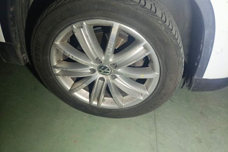 Used Volkswagen Tiguan 2012 1.8TSI Automatic All-Wheel Drive Elite Edition Right Front Wheel Hub