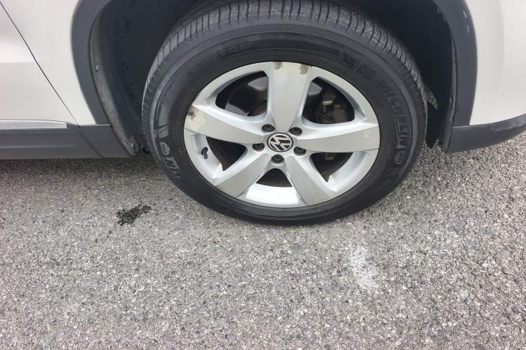Used Volkswagen Tiguan 2012 2.0 TSI Automatic All-Wheel Drive Elite Edition Right Front Wheel Hub