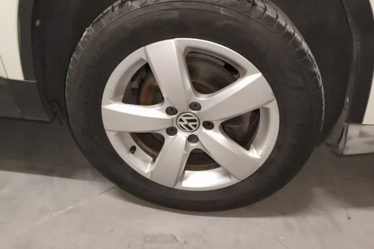 Used Volkswagen Tiguan 2012 2.0 TSI Automatic All-Wheel Drive Elite Edition Right Front Wheel Hub