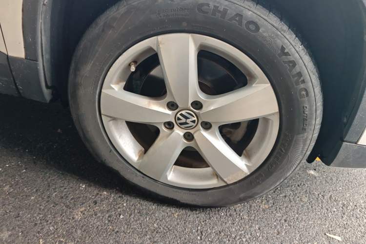 Used Volkswagen Tiguan 2012 2.0 TSI Automatic All-Wheel Drive Elite Edition Right Front Wheel Hub