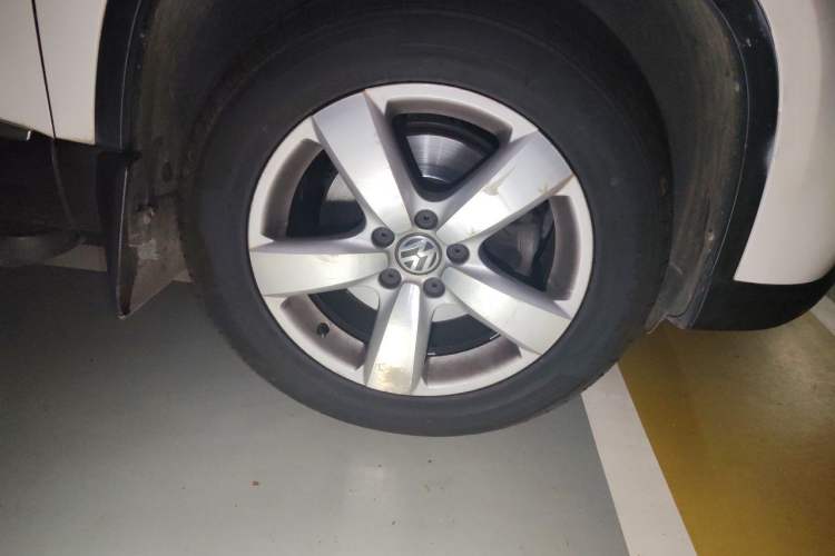 Used Volkswagen Tiguan 2012 1.8TSI Automatic All-Wheel Drive Elite Edition Right Front Wheel Hub