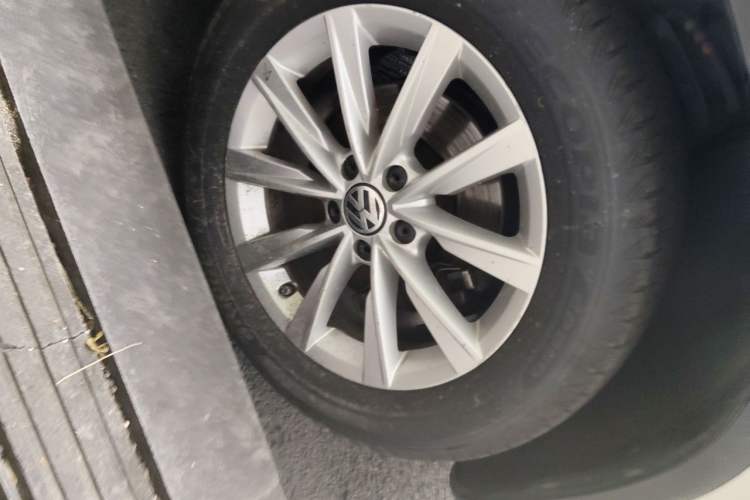 Used Volkswagen Tiguan 2012 2.0 TSI Comfort Edition Right Front Wheel Hub