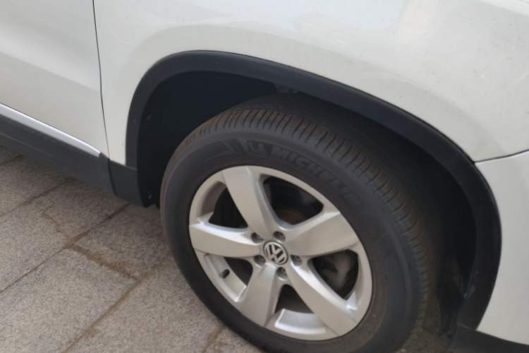 Used Volkswagen Tiguan 2012 2.0 TSI Automatic All-Wheel Drive Elite Edition Right Front Wheel Hub