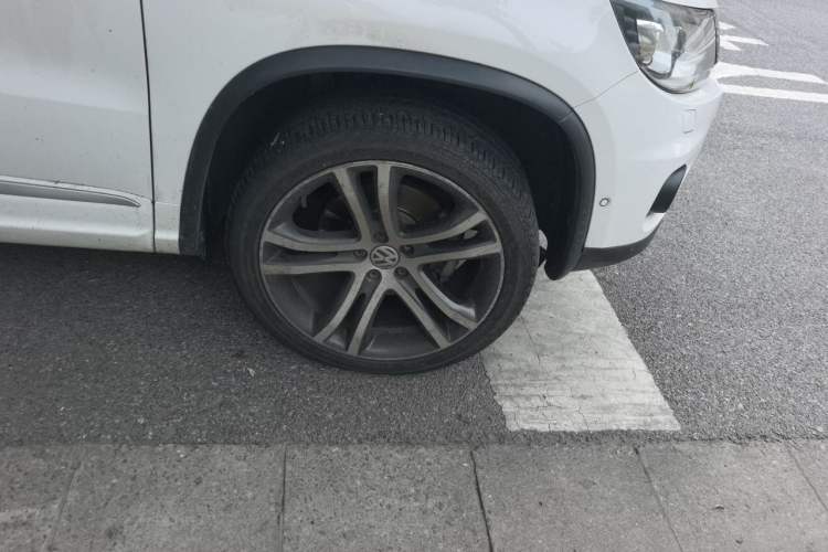 Used Volkswagen Tiguan 2012 2.0 TSI Luxury Edition Right Front Wheel Hub