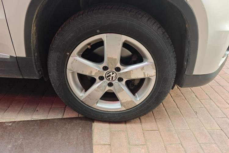 Used Volkswagen Tiguan 2012 2.0 TSI Automatic All-Wheel Drive Elite Edition Right Front Wheel Hub