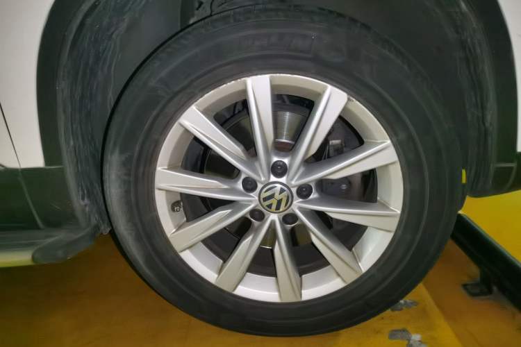 Used Volkswagen Tiguan 2012 2.0 TSI Comfort Edition Right Front Wheel Hub