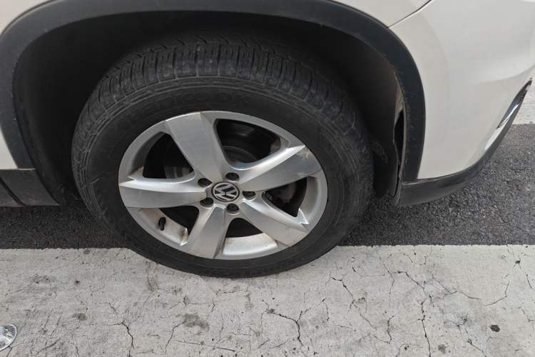 Used Volkswagen Tiguan 2012 1.8TSI Automatic All-Wheel Drive Elite Edition Right Front Wheel Hub