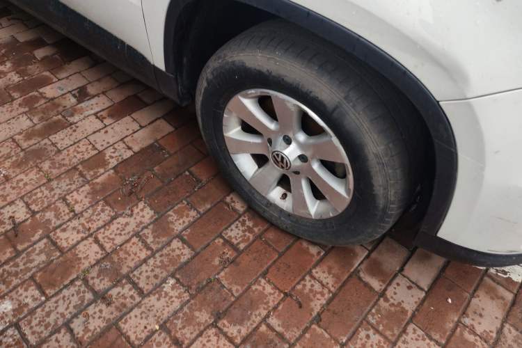 Used Volkswagen Tiguan 2012 1.4TSI Manual Two-Wheel-Drive Urban Edition Right Front Wheel Hub