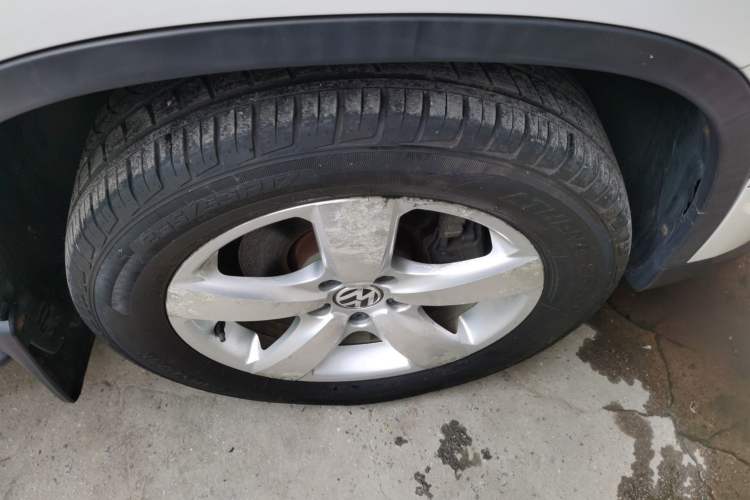 Used Volkswagen Tiguan 2012 2.0 TSI Automatic All-Wheel Drive Elite Edition Right Front Wheel Hub