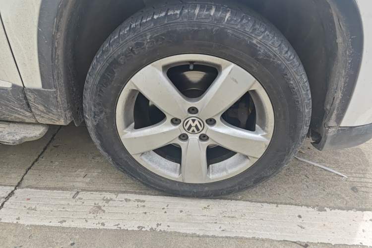 Used Volkswagen Tiguan 2012 2.0 TSI Automatic All-Wheel Drive Elite Edition Right Front Wheel Hub
