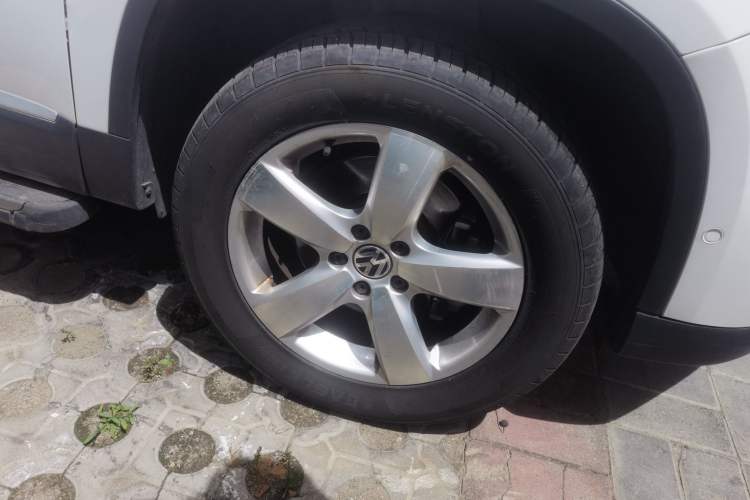 Used Volkswagen Tiguan 2012 1.8TSI Automatic Two-Wheel Drive Zhaoshi Edition Right Front Wheel Hub