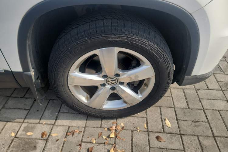 Used Volkswagen Tiguan 2012 2.0 TSI Automatic All-Wheel Drive Elite Edition Right Front Wheel Hub