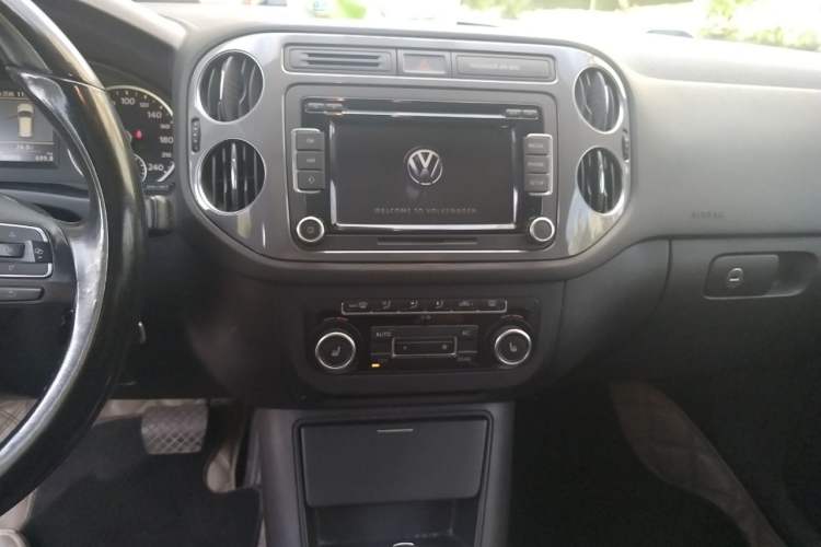 Used Volkswagen Tiguan 2012 2.0 TSI Comfort Edition Audio And AC Panel