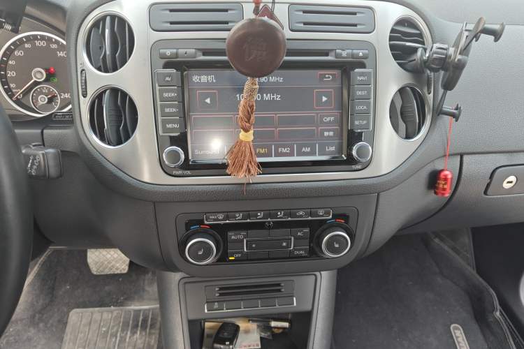 Used Volkswagen Tiguan 2012 1.8TSI Automatic Two-Wheel Drive Elite Edition Audio And AC Panel