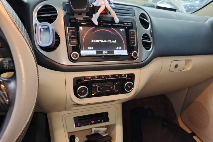 Used Volkswagen Tiguan 2012 2.0 TSI Automatic All-Wheel Drive Flagship Edition Audio And AC Panel