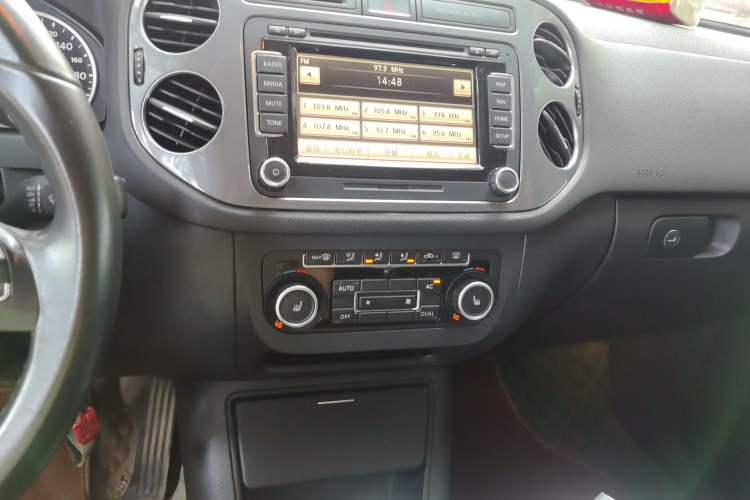 Used Volkswagen Tiguan 2012 2.0 TSI Luxury Edition Audio And AC Panel