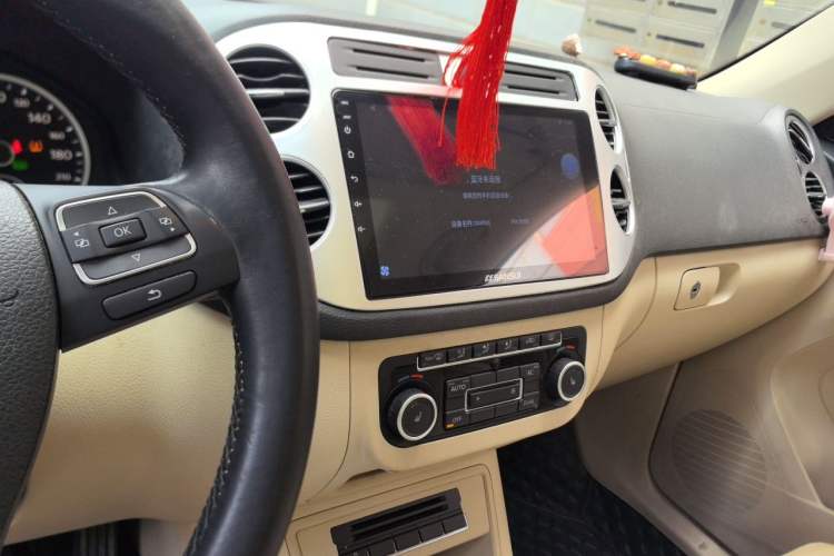 Used Volkswagen Tiguan 2012 2.0 TSI Automatic All-Wheel Drive Elite Edition Audio And AC Panel