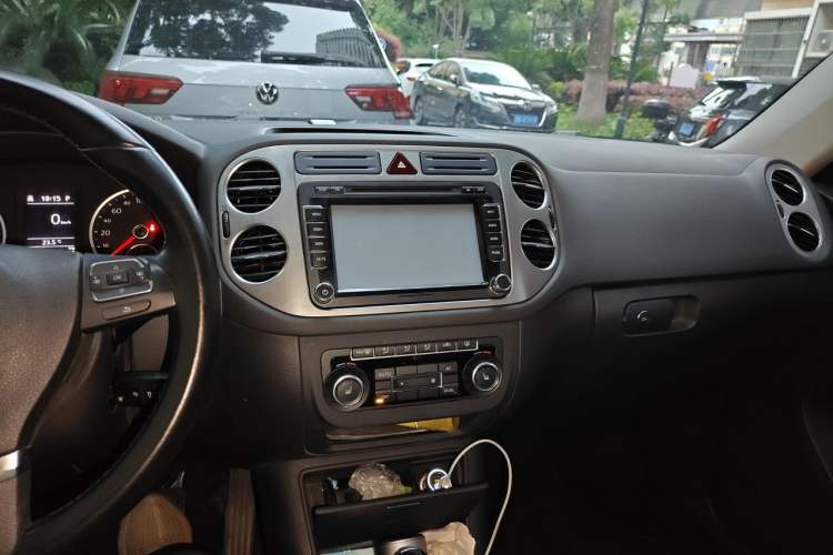 Used Volkswagen Tiguan 2012 1.8TSI Automatic Two-Wheel Drive Elite Edition Audio And AC Panel